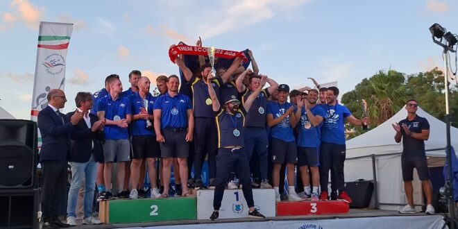 La european club canoe a  Bacoli. Primo posto per Liverpool, Canoa Club Napoli al terzo posto. Video