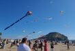 Bacoli Kite Fest VIDEO. La Festa degli aquiloni e il sole porta tanta gente sulla spiaggia di Miseno.