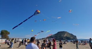 Bacoli Kite Fest VIDEO. La Festa degli aquiloni e il sole porta tanta gente sulla spiaggia di Miseno.