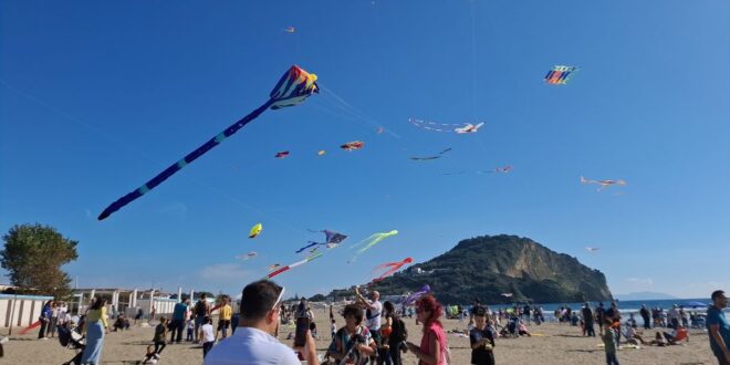 Bacoli Kite Fest VIDEO. La Festa degli aquiloni e il sole porta tanta gente sulla spiaggia di Miseno.