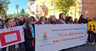 VIDEO. CORTEO RUMOROSO A BACOLI CONTRO LA VIOLENZA SULLE DONNE.