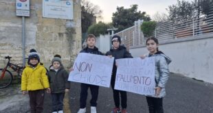 Chiusura della scuola elementare di Torregaveta. LA PROTESTA DEI GENITORI. VIDEO