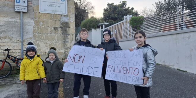 Chiusura della scuola elementare di Torregaveta. LA PROTESTA DEI GENITORI. VIDEO