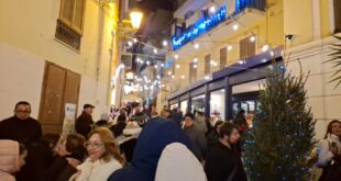 Tra acrobazie, concerti e bancarelle: la “Christmas Strit” anima le vie di Monte di Procida. Video