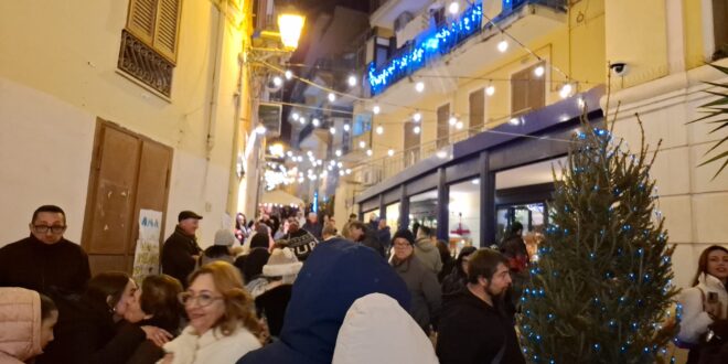 Tra acrobazie, concerti e bancarelle: la “Christmas Strit” anima le vie di Monte di Procida. Video